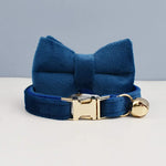 Collier pour chat personnalisé en velours bleu foncé avec nœud papillon