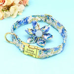 Collier pour chien design personnalisable bleu et blanc avec la fleur hors du collier