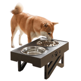 Gamelle en hauteur noire avec un shiba inu qui mange dedans sur un fond blanc
