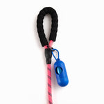 Boucle de la laisse pour chien corde tressée en nylon réfléchissante rose avec un ramasse crotte bleu attaché