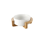 Gamelle pour chat design en céramique avec stries blanche et socle en bois