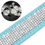 Collier diamant chien personnalisable bleu de près avec image de petits diamants