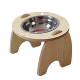 Gamelle orthopédique pour chat en hauteur en inox avec socle en bois sur un fond blanc