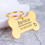 Médaille personnalisée pour chien os posé sur le sol